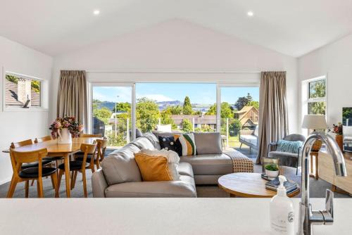 Relax at Rainbow Point - fabulous Taupo holiday home
