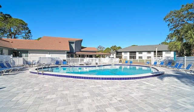 Relax at Shorewalk Villa - Hot Tub, Pools, Tennis, Close to Great Restaurants, Beaches and Shopping!