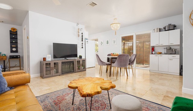 Relax at the Chiquita Casita: Hot Tub, Modern Decor, Covered Patio & BBQ