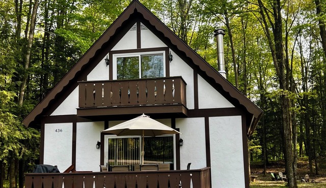 Relax at the Cozy Cabin, just a 5-min drive to it all