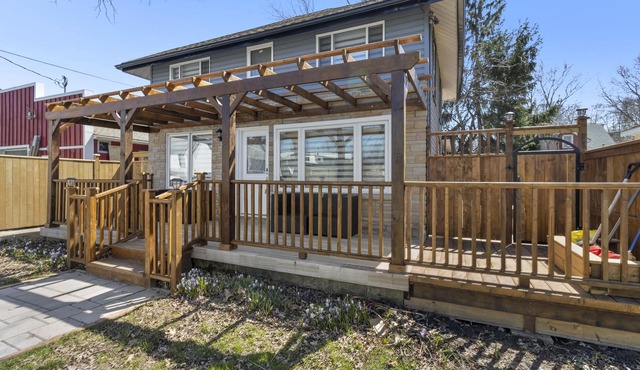 Relax at the Crystal Beach Retreat - 6 min walk to the Beach!