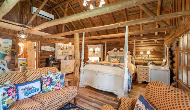Relax at The Happy Hound – Charming Cabin Surrounded by Nature
