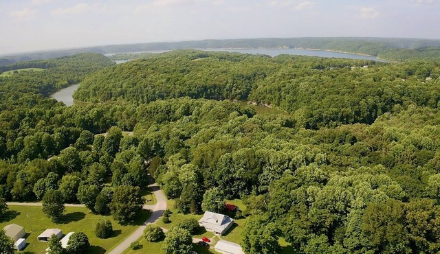 Relax at the lakehouse-1/4 mile to the boat ramp!