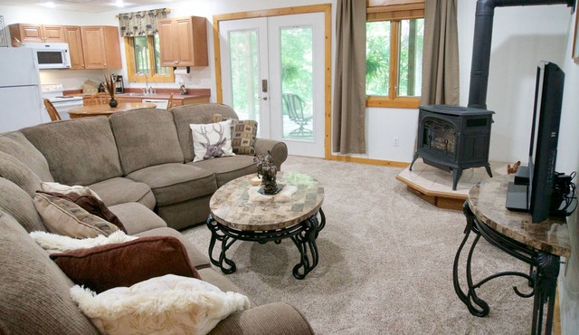 Relax At The Quiet Deer Tracks Lodge Where the Deer Roam & The Birds Sing