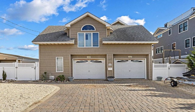 Relax at this 6 bedroom 3 bath bay front in Surf City