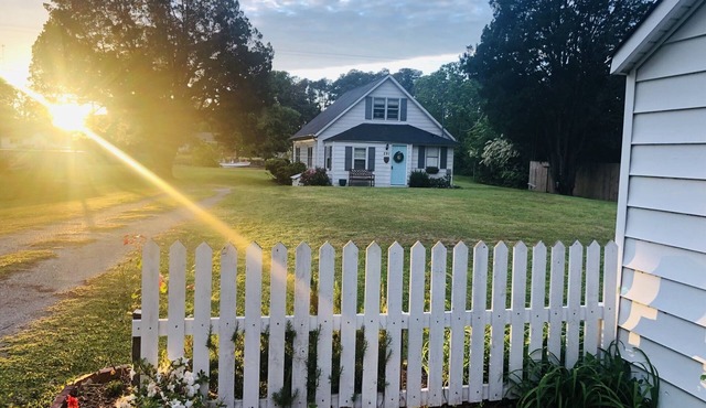 Relax at this beautiful Historic Intracoastal Waterlily Cottage + Game Room