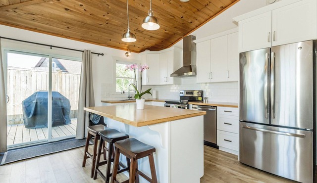 Relax at this bright and welcoming 2-bedroom retreat on Aylesford Lake