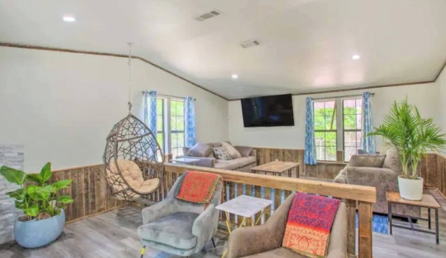 Relax at this lakefront getaway on Lake Tawakoni in Quinlan, TX! This 2BR/2BA home sleeps up to 10 and features a chef’s kitchen, screened patio, fenced yard, fire pit, and grill—perfect for families, friends, and pets.