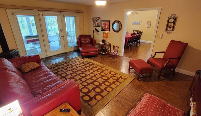 Relax at this Private, Peaceful, Dog-Friendly Ecohouse in the Woods.