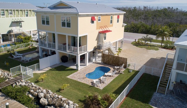 RELAX AWAY- NEW 4BDRM W/40FT DOCK & PRIVATE POOL