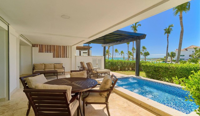 Relax Beach condo w/private pool and beach!