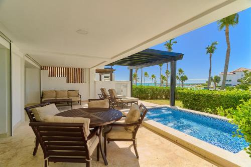 Relax Beach Condo W Private Pool And Beach!