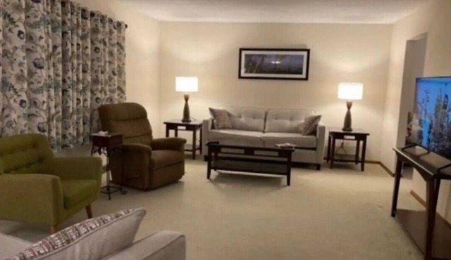 Relax by Fountian Lake, 3 bedroom beautiful home with large yard,