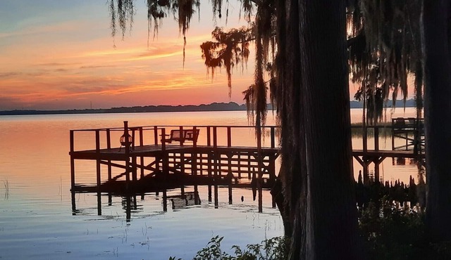 Relax by Lake Eustis in your cozy 2-bedroom retreat.10%discount for 7 day rental