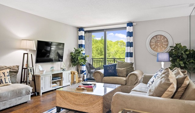 Relax By Pool: Harbour Town Resort Condo
