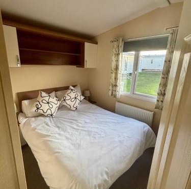 Relax By The Coast - Spacious 6-sleeper Caravan