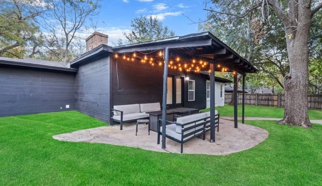 Relax by the POOL in Arlington TX 3B2B home. 10 min from AT&T Stadium/Six flags