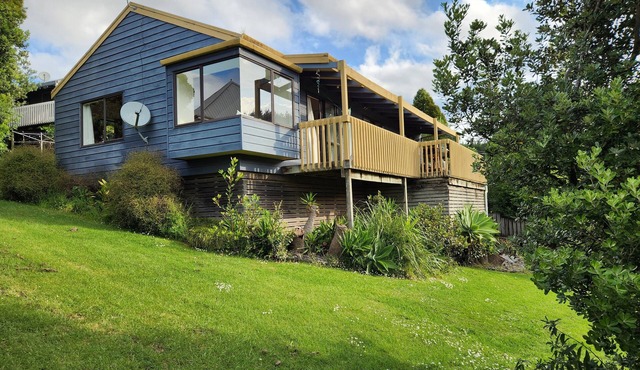 Relax by the reserve 2 minutes walk to beach and cafe at beautiful Onemana beach