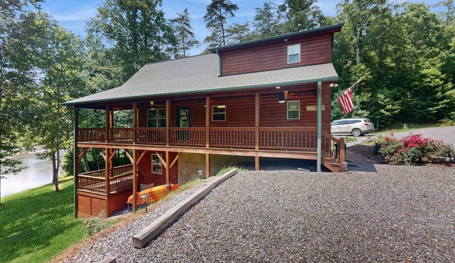 Relax by the river in Murphy: Spacious decks, stunning views, and endless advent