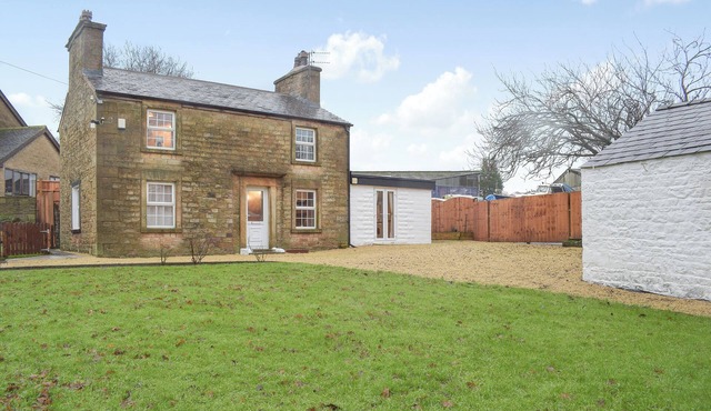 Relax by the stream in the garden or visit the historic city of Lancaster.