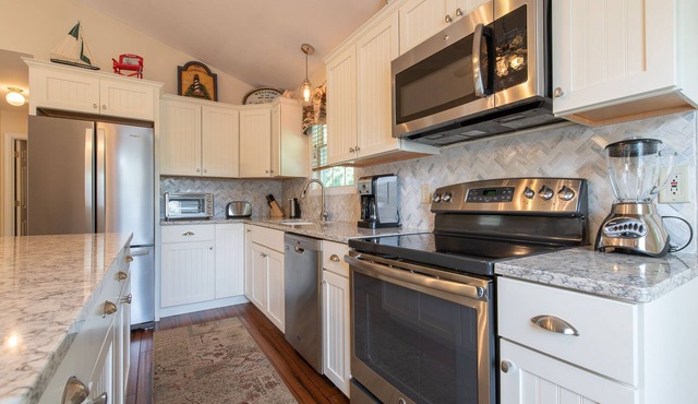 Relax by the sea! 4 bedroom retreat in Bonnet Shores. Central Air sleeps 8A & 2C