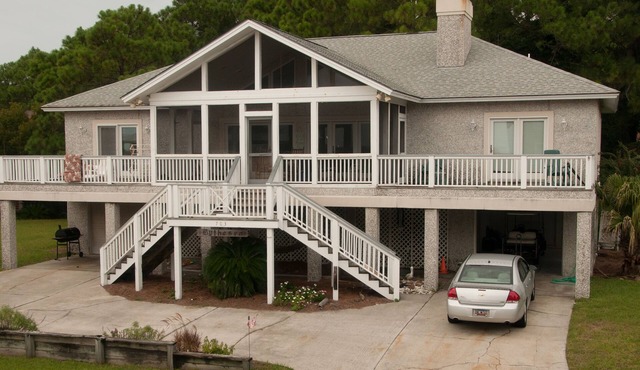 Relax by the Sea! Wide Beach! Beautiful view from porch.
