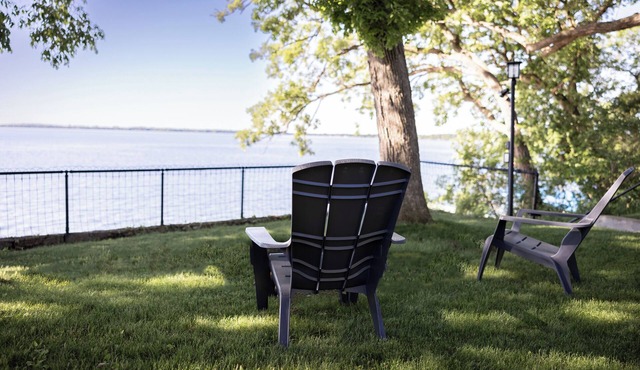 Relax by the Waterfront at The Alvig House onnGreen Lake