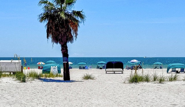 Relax by the Waves – Beachfront Studio with Balcony, Heated Pool & Tiki Bar
