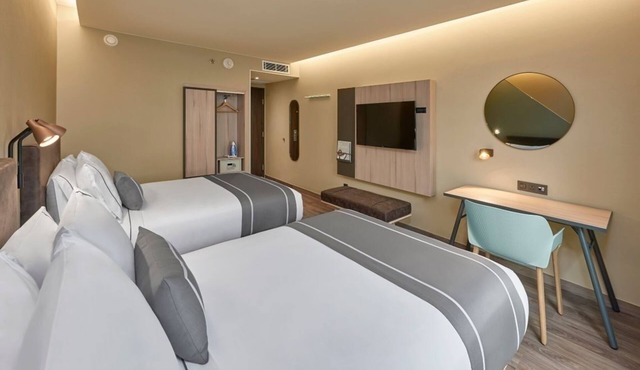 Relax Close to Beach, Wineries & Central Location| Modern Room with Breakfast