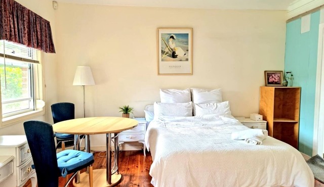 Relax close to city,a studio 10 mins from the beaches and Westfield shopping C.