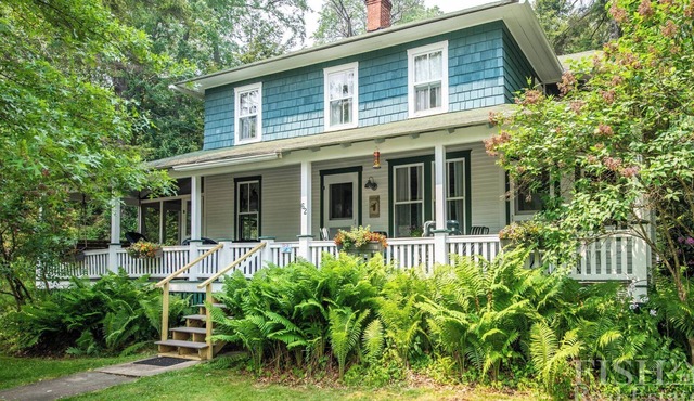 Relax during the evening on the veranda at "Pinecone" in Eagles Mere.