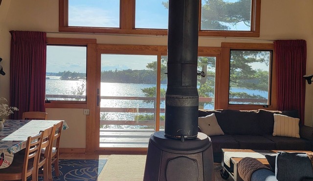 Relax, Enjoy and Unwind on the Lake at Goose Bay Cottage - Pet Friendly!