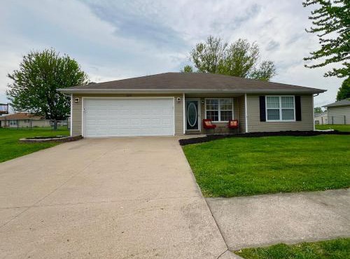 Relax Enjoy Mid-Missouri with Fenced in Back Yard
