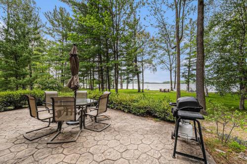Relax & Explore Waterfront Crawford Lake Cottage 4878