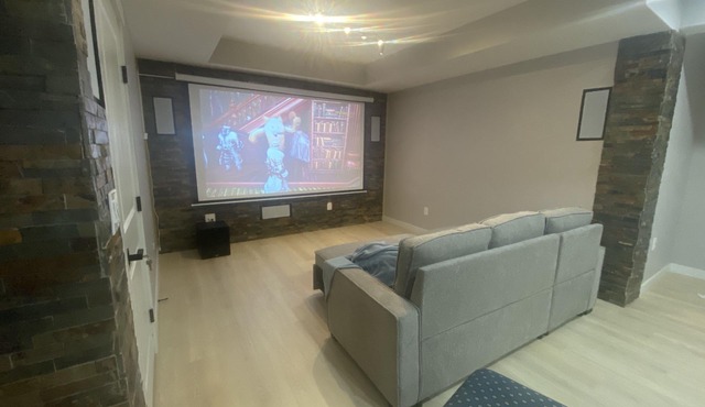 Relax, feel home: 2 Bed, Large Living & Home Theatre green home upscale neighbor