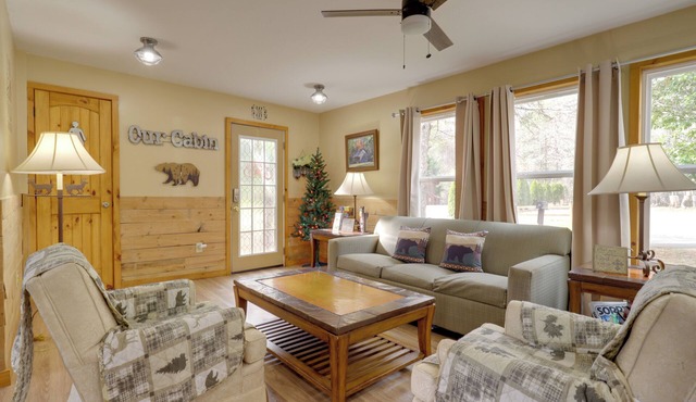 Relax Fireside: Cozy Retreat < 10 Mi to Dollywood