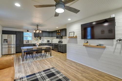 Relax Fireside Dog-Friendly Home in Midlothian!