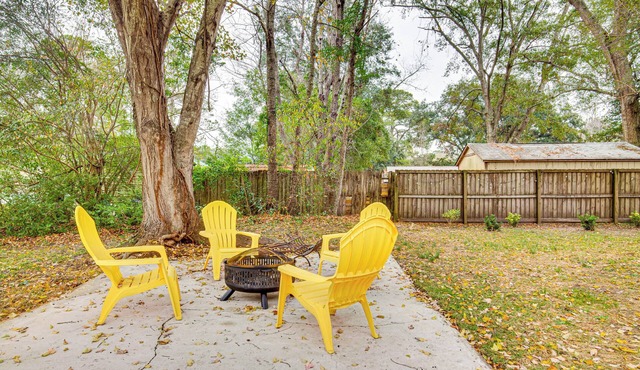 Relax Fireside: Family Home 6 Mi to Dtwn Beaufort!