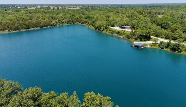 Relax fish/play: Pvt 25-acre clear Blue Lake w/home that sleeps 10 comfortably.