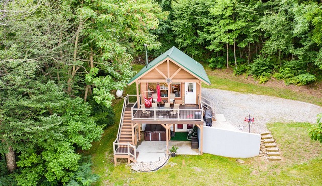 RELAX - HOT TUB & GORGEOUS MOUNTAIN VIEWS