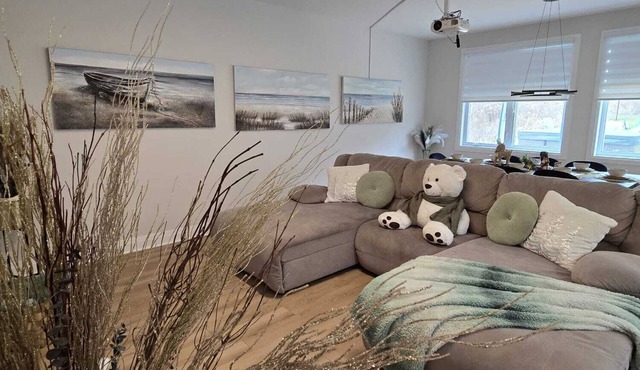 Relax house a few minutes from Port Stanley beach, with hot tub and game room