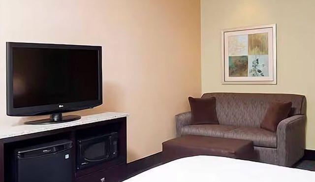 Relax in 2 Rooms with Sofa Bed – Great for Travelers on I-90