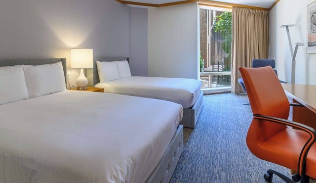 Relax in 4 Double Guestrooms Near Warren Street Shops & Waterfront Parks