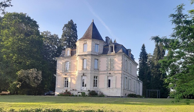 Relax in a 3* castle in the heart of nature of the Haute-Charente lakes district