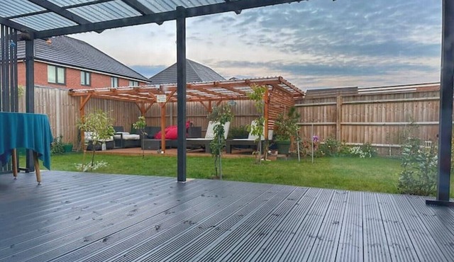 Relax in a 3Bed new detached with SuperKing bed, fully equipped kitchen, garden