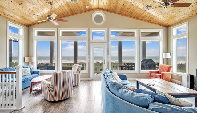 Relax in a Beautiful 6-Bedroom Beachfront Home with Panoramic Beach/Ocean Views