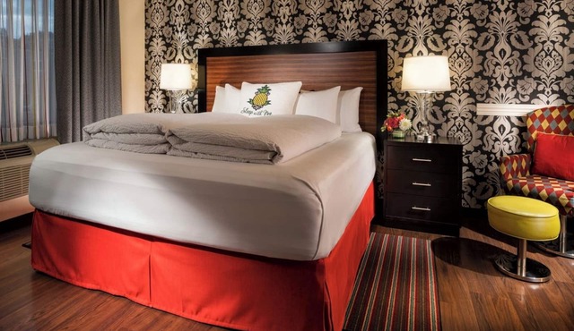 Relax in a Cheerful Room w/Cozy Bed Near Seattle's Famous Opera, Indoor Pool