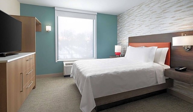 Relax in a Chic Room w/Kitchen Near Raccoon River – 7 Miles