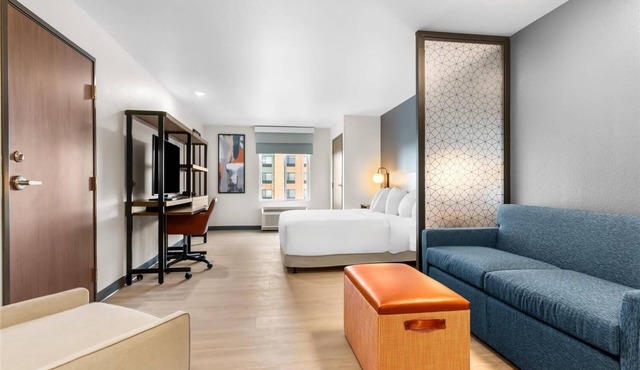 Relax in a Clean & Contemporary Suite w/Fully Equipped Kitchen Near Downtown