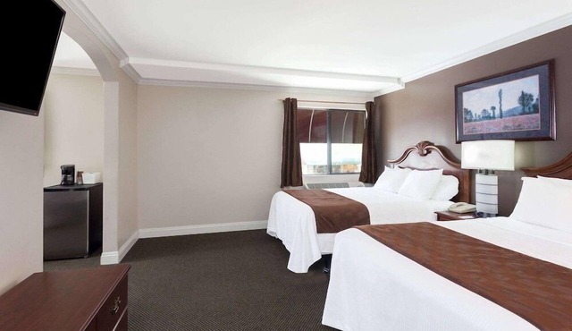 Relax in a Comfortable Room Steps from Exciting LA Sightseeing Spots - 4 Rooms